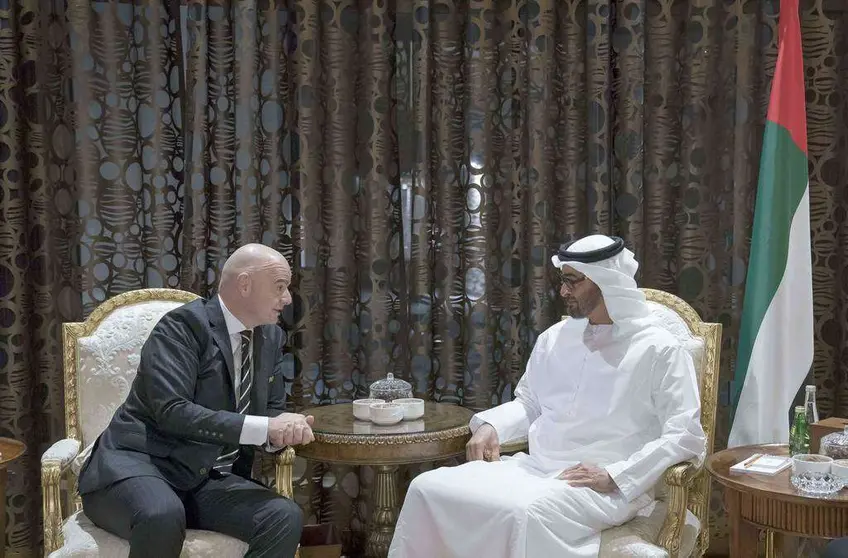 El presidente de la FIFA, Gianni Infantino, se dirige a Sheikh Mohammed bin Zayed durante la recepción en el Palacio Al Shati de Abu Dhabi. (WAM)