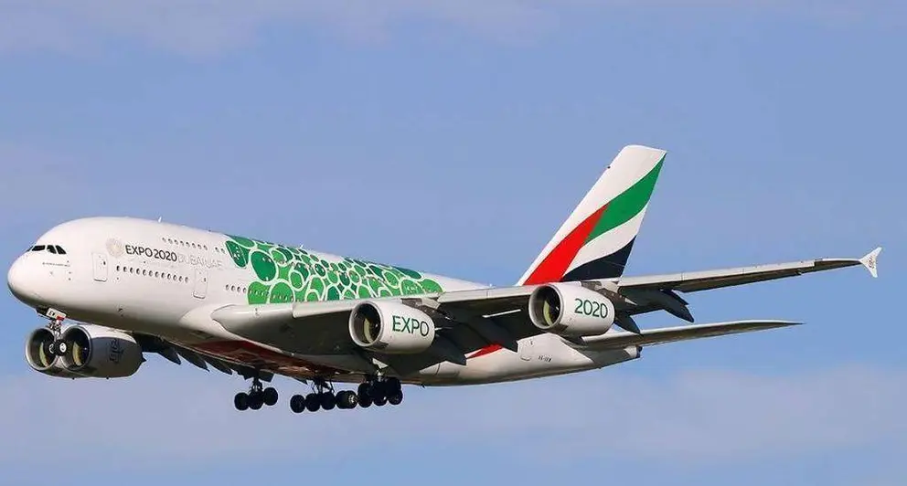 Un avión de Emirates en el cielo de Madrid.