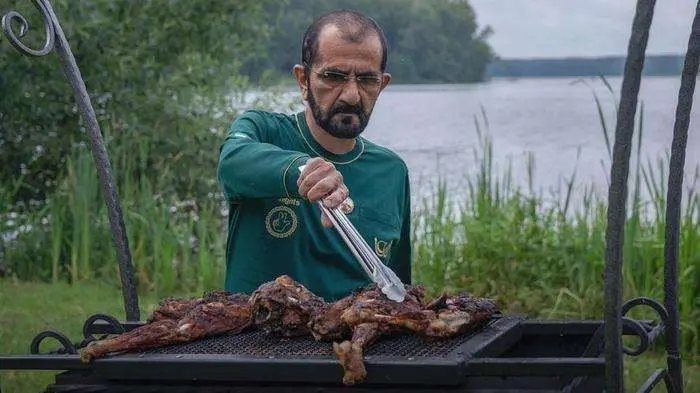 Sheikh Mohammed bin Rashid prepara un asado durante sus vacaciones. (@faz3, Instagram)