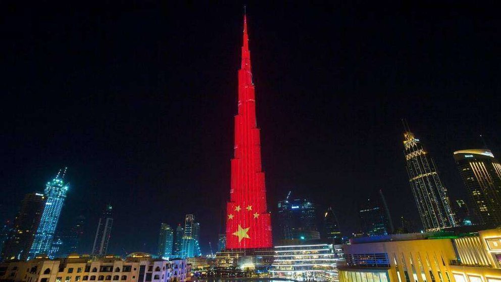 El Burj Khalifa iluminado con la bandera de China. (The National)
