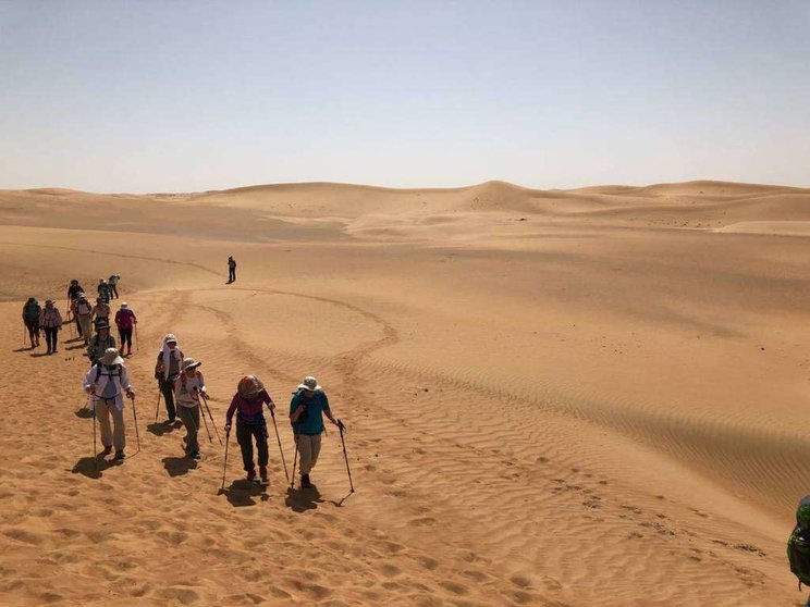 Las mujeres en la inmensidad del desierto de Abu Dhabi. (EL CORREO)