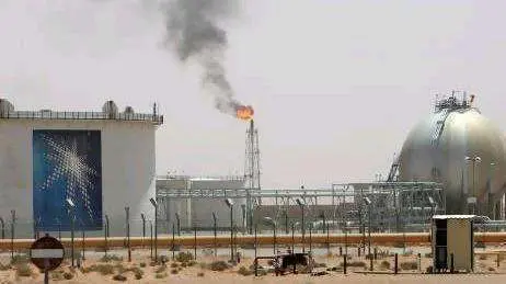 En la imagen de Reuters, una instalación petrolera de Saudi Aramco cerca de Riad.