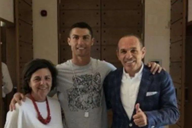 La foto de Instagram de Ronaldo con los hoteleros griegos.