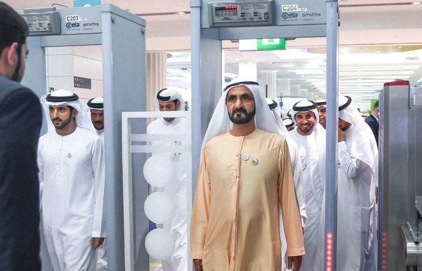El gobernante de Dubai y el príncipe heredero durante un recorrido por el Aeropuerto DXB.