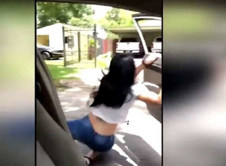 Una chica se cae al salir bailando del auto.