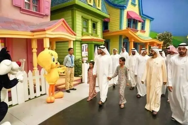 El gobernador de Dubai y el príncipe heredero de Abu Dhabi durante el recorrido por el parque Warner Bros.