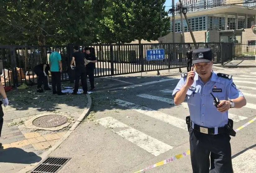 Personal de seguridad ante la Embajada de EEUU en Pekín.