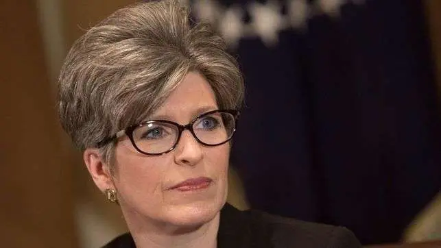 La senadora estadounidense Joni Ernst.