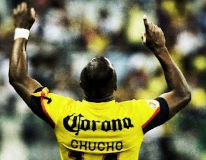 El futbolista ecuatoriano Chucho celebra un gol.