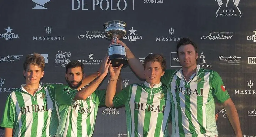 El equipo Dubai con la copa conseguida en España este domingo.