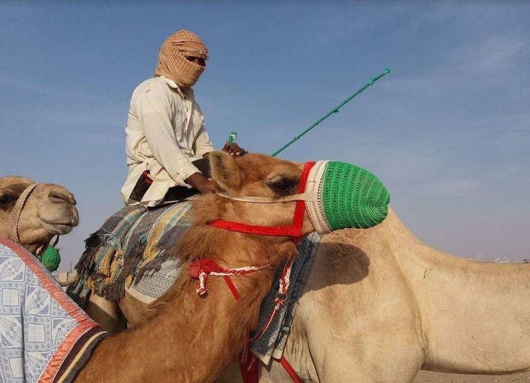 Un trabajador se protege de la arena cubriéndose la cara en el desierto de Abu Dhabi. (EL CORREO)