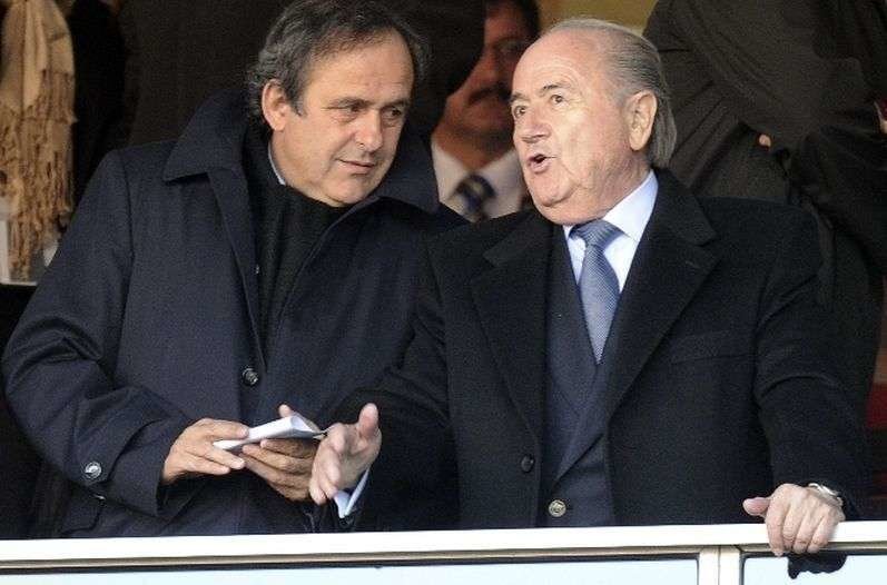 Una imagen del presidente de la FIFA, Joseph Blatter, junto a Michel Platini.
