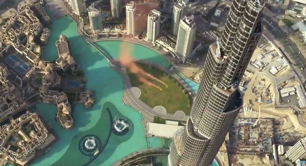 Una captura del vídeo del salto desde el Burj Khalifa.