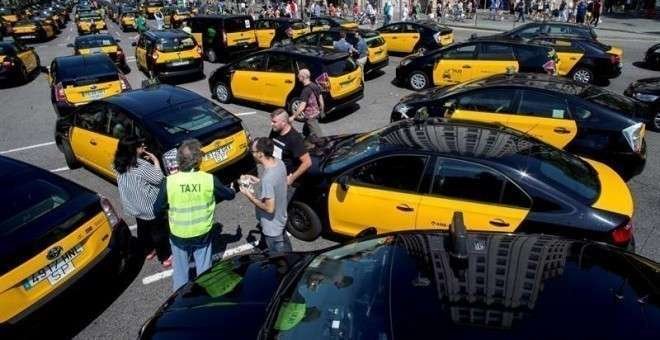 Taxis en la Gran Vía de Barcelona.