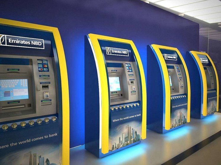 A modo ilustrativo, cajeros automáticos del banco Emirates NBD en Dubai.