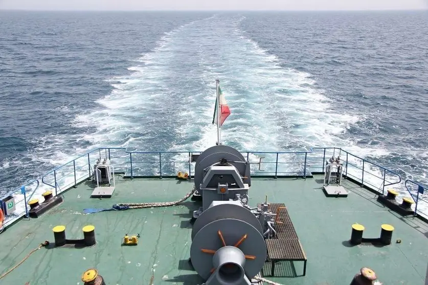 Barco con bandera de Irán surca las aguas del Estrecho de Ormuz. (EL CORREO)