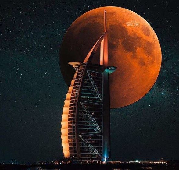 Una imagen de una Luna de Sangre junto al Burj Al Arab. (Fuente externa)