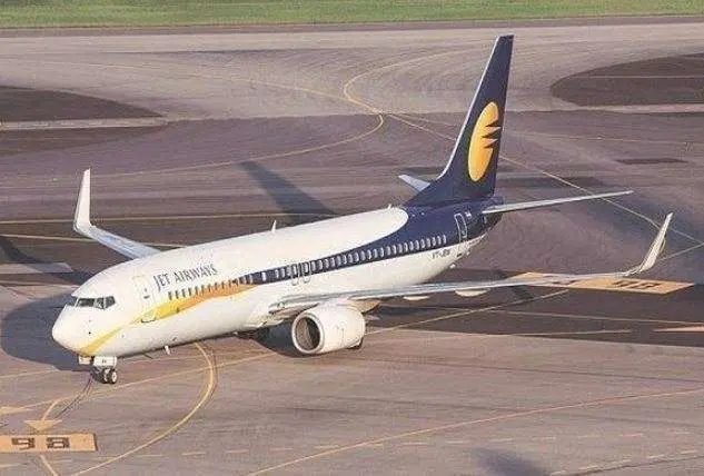 Un avión de Jet Airways en una pista de un aeropuerto.