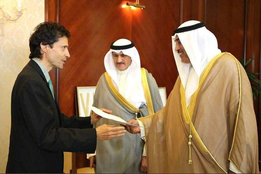 Álvaro Rodríguez, nuevo embajador de España en Kuwait, entrega las copias de estilo al ministro de Exteriores. (@EmbajadaEspKUW)