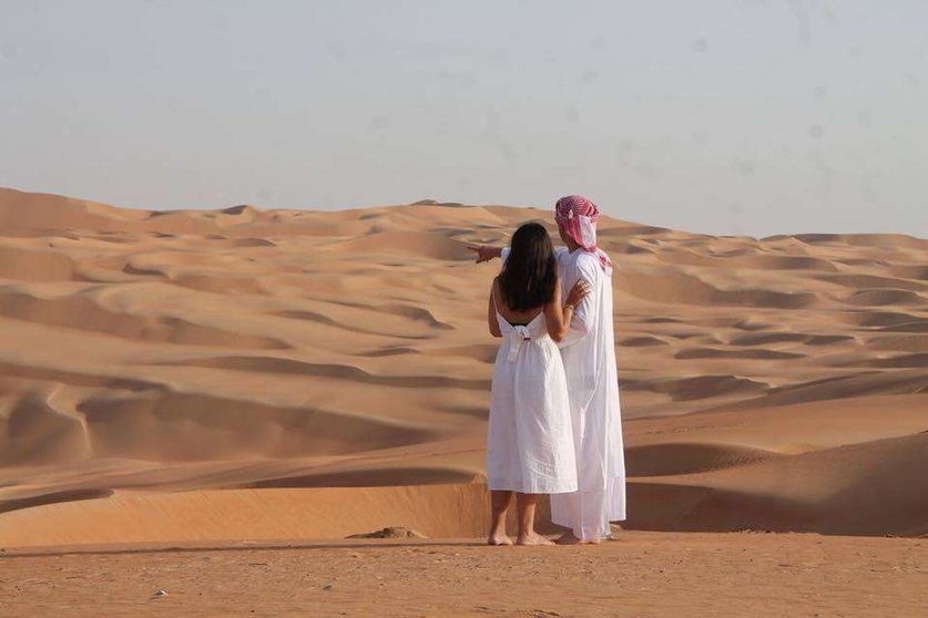 Turistas contemplan en soledad el inabarcable desierto de Rab al-Jali. (EL CORREO)
