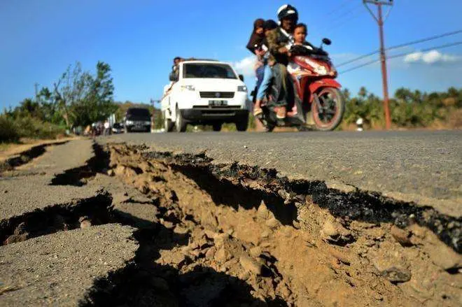 Grietas producidas por el terremoto de este lunes en Lombok.