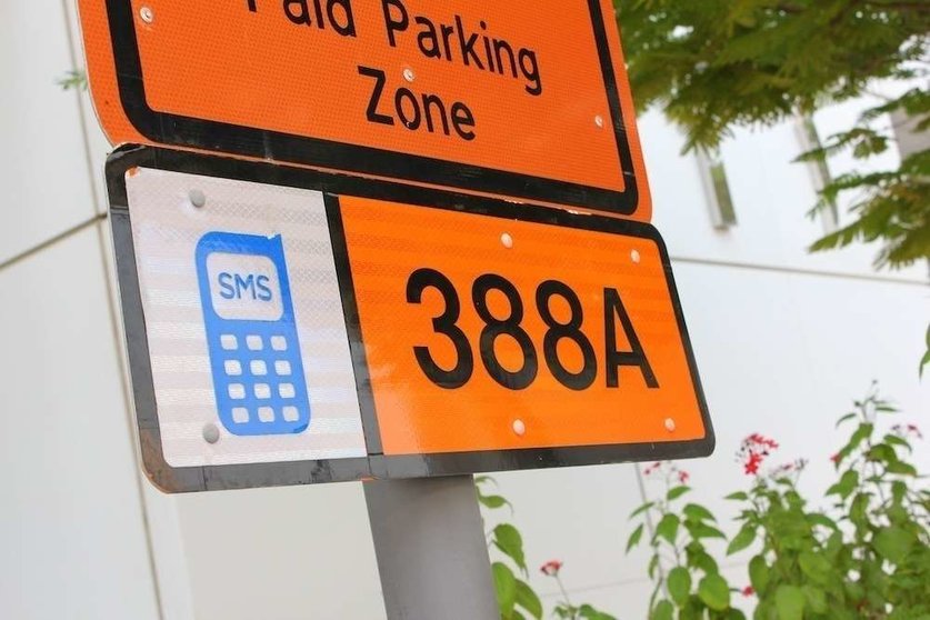 Una señal de zona de aparcamiento de pago en Dubai.