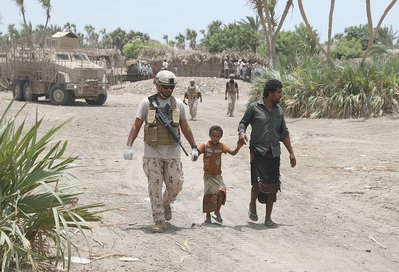 Militares de la Coalición Árabe atienden a niños tras el bombardeo de las milicias hutíes. (WAM)