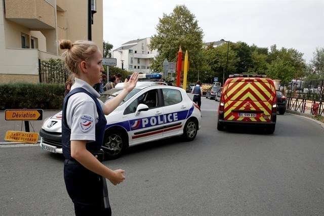 Una policía francesa en el lugar donde se han sucedido los hechos.