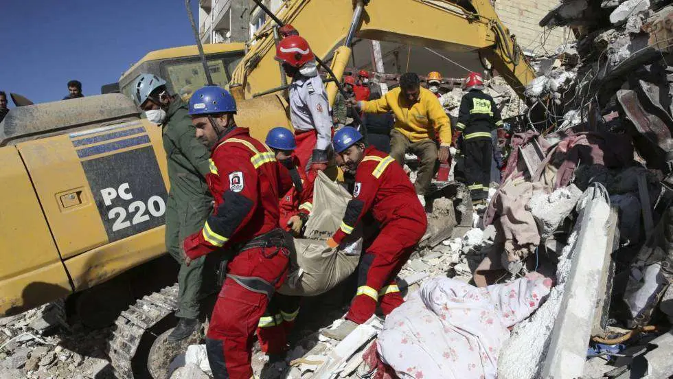 En la imagen de AP, miembros del equipo de Rescate iraní actúan tras el temblor del 12 de noviembre.