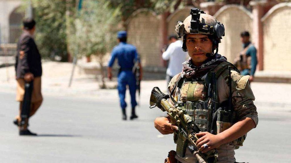 En la imagen de EFE, policías afganos cerca del palacio presidencial.