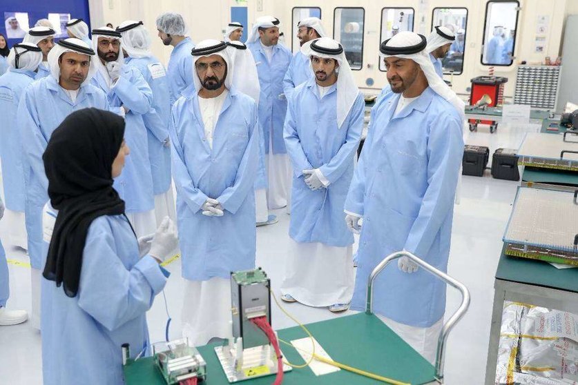 Visita de los líderes emiratíes al Mohammed bin Rashid Space Center.