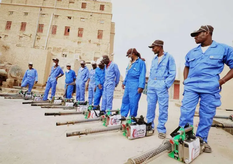 Equipo de fumigación desplegado por la Media Luna Roja de Emiratos en Shabwa. (WAM)