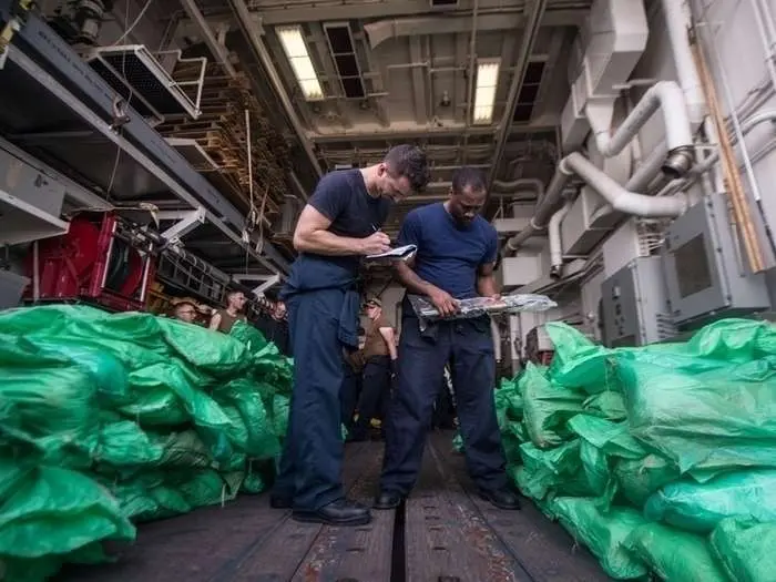 Miembros de la Marina estadounidense hacen inventario de las armas incautadas en el Golfo de Adén. (US Navy)