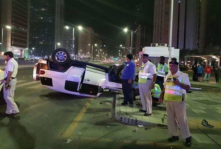 La Policía de Abu Dhabi difundió la imagen de uno de los vehículos involucrado en el accidente.