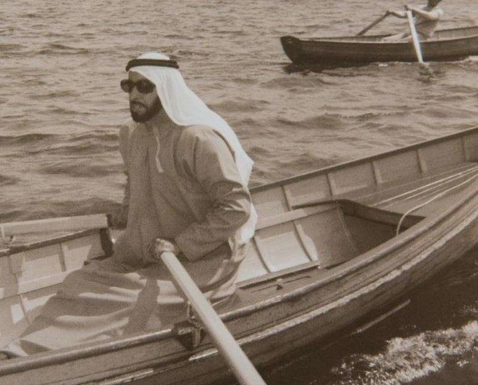 El jeque Zayed bin Hamdan Al Nahyan remando en el lago Leman.