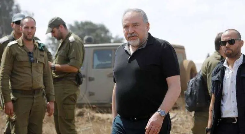 El ministro de Defensa israelí, Avigdor Lieberman,.visita a soldados durante un ejercicio militar.