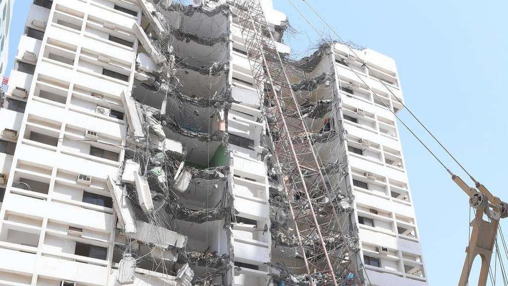 En la foto de The National, el edificio en mal estado durante la demolición.