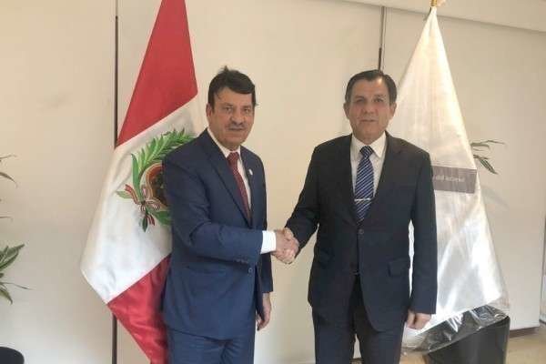 El embajador de EAU en Perú y el ministro de Interior peruano. (WAM)