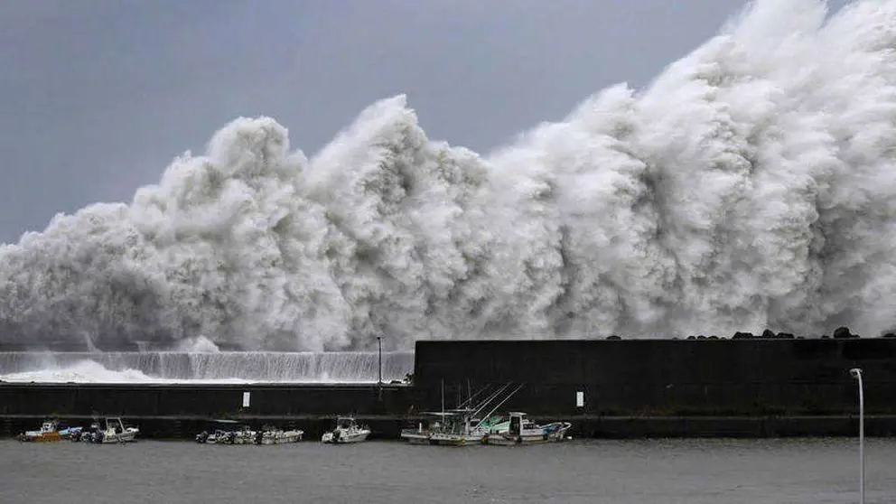 Olas causadas por el tifón en Japón.