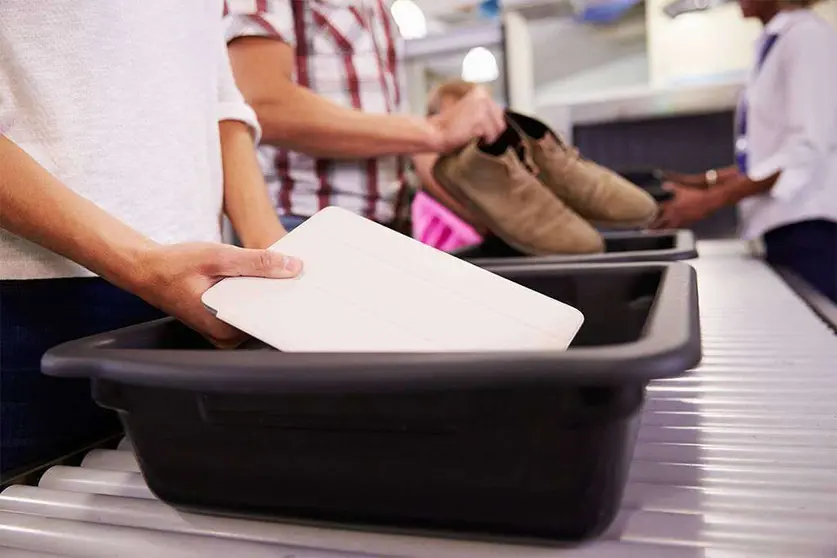 En las bandejas del control de aeropuertos se depositan todo tipo de utensilios.