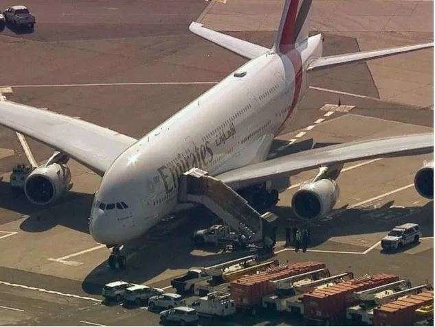 El avión de Emirates en la pista del aeropuerto de Nueva York. (ABC)