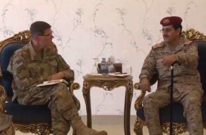 El general Joseph Votel durante el encuentro con el general yemení Taher Al-Aqili en Adén.