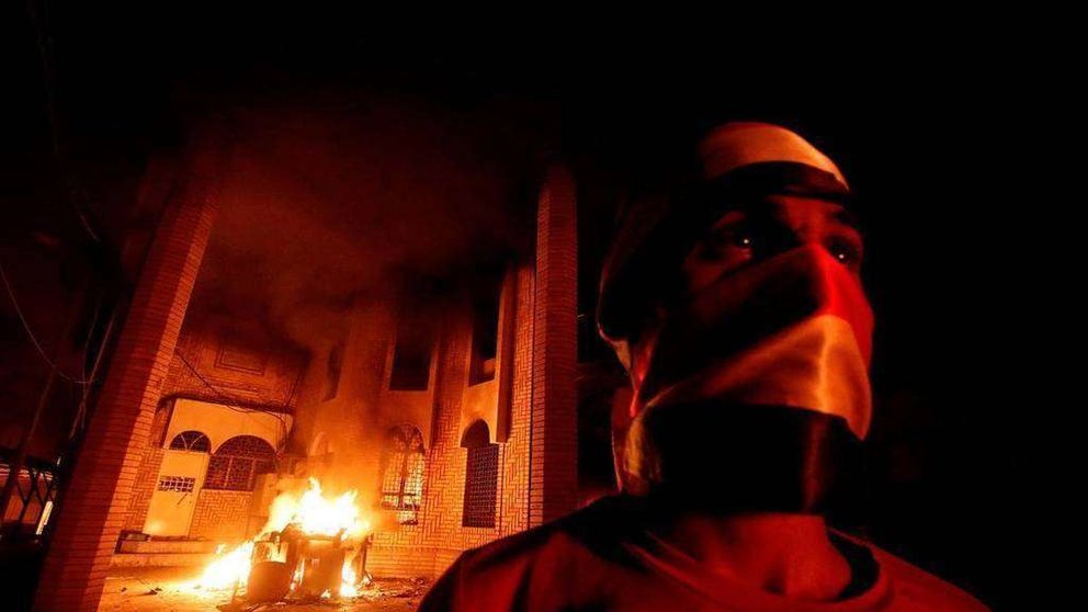 Manifestantes en Irak incendian el consulado iraní. (Reuters)