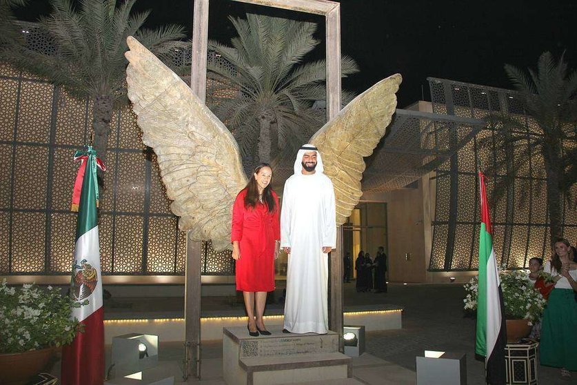 Francisca Méndez y Saif Saeed Ghobash, ante las 'Alas de México' en el acto de inauguración de la escultura en Abu Dhabi. (Leonardo Agudelo / EL CORREO)
