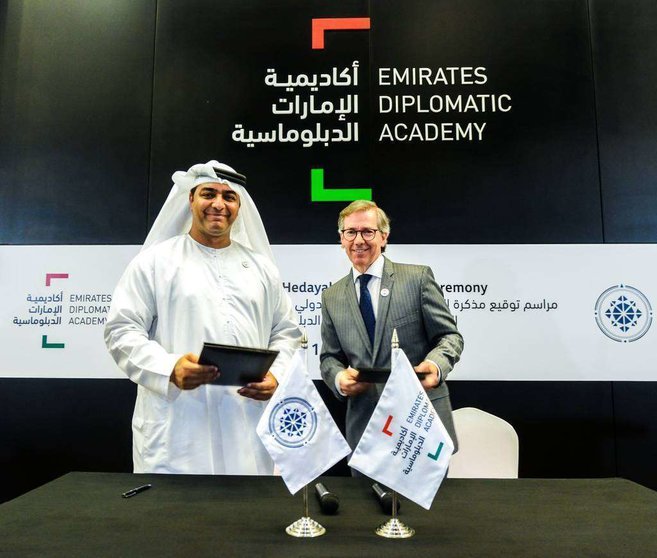 Maqsoud Kruse, director ejecutivo de Hedayah, y Bernardino Leon, director general de  la Escuela Diplomática de Emiratos.