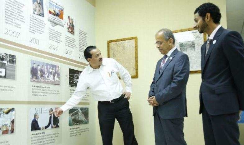 En el centro de la imagen, el Embajador de Emiratos Árabes Unidos, Ibrahim Mohamed Almansouri durante su visita al diario.
