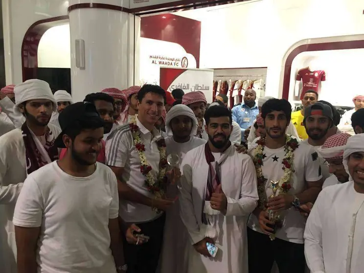 El futbolista argentino Sebastian Lucas Tagliabué homenajeado por los fans en Abu Dhabi.