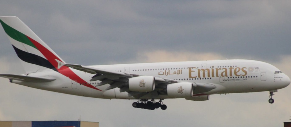 Un avión de Emirates en el cielo de Londres.