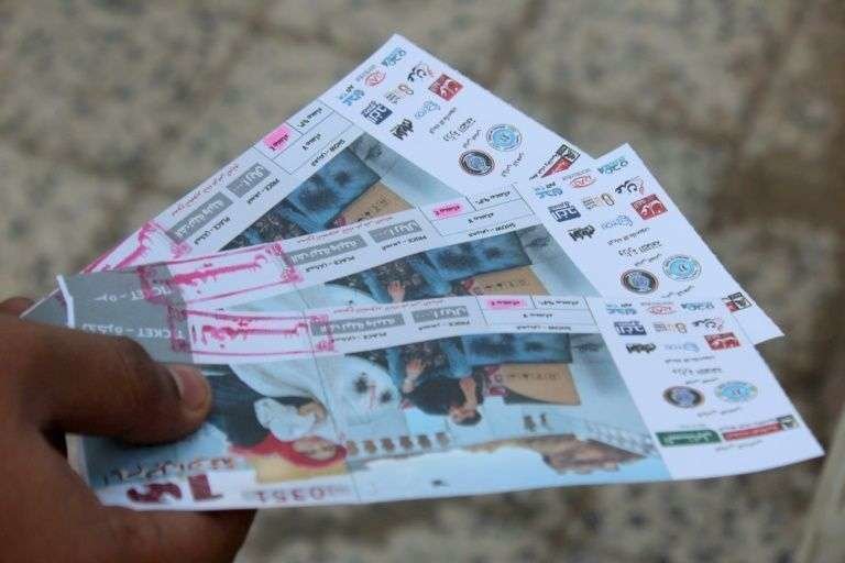 Un yemení muestra las entradas para ver la película 'Diez días antes del matrimonio' en Adén.