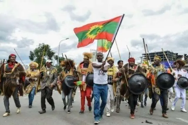 Un grupo de etíopes de la etnia oromo se congrega en una plaza de la capital, Addis Abeba, el 15 de septiembre de 2018. (AFP)